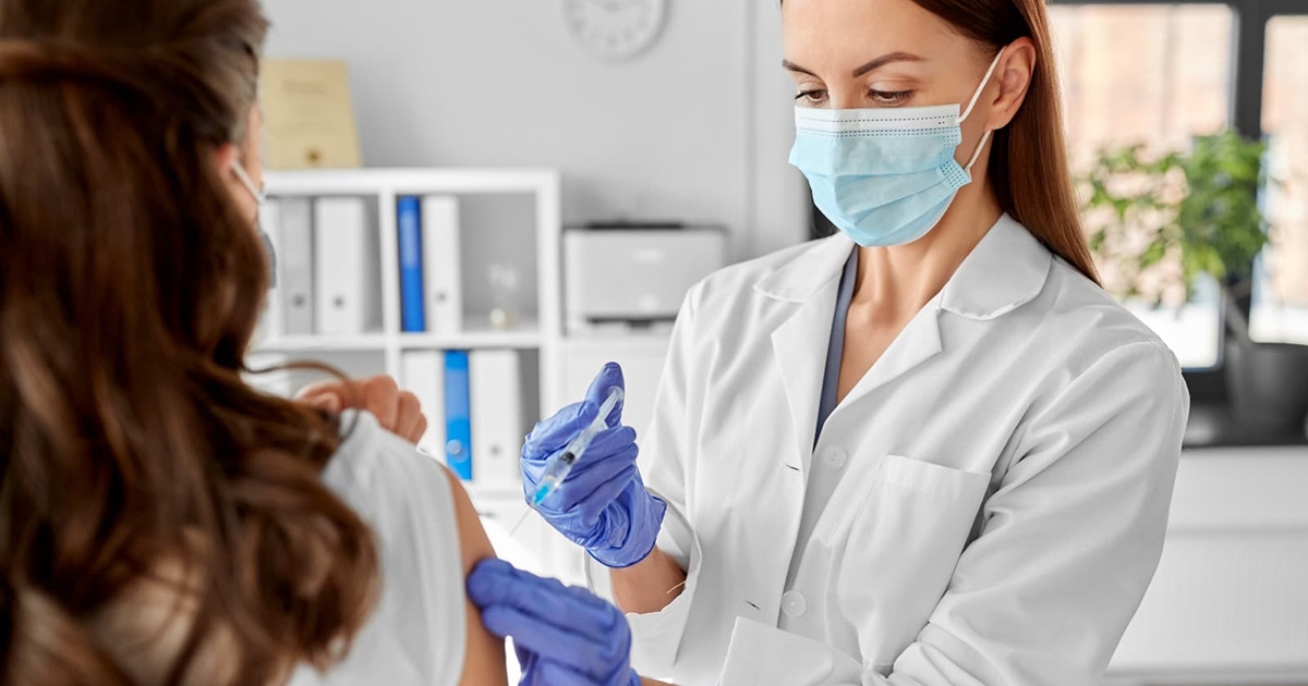 Megérkezett az első szállítmány a koronavírus elleni új típusú vakcinából