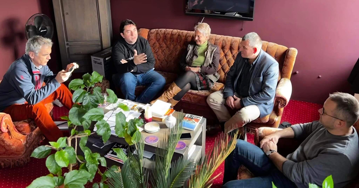 Üzengetés helyett leültek tárgyalni