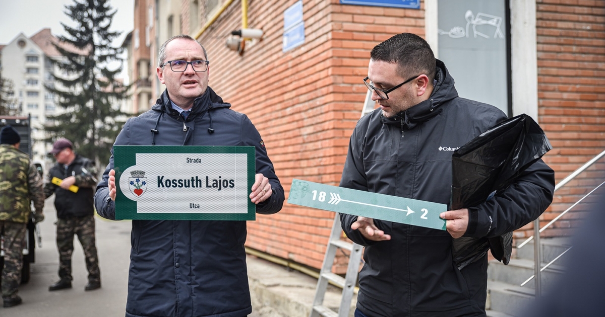 Fényvisszaverő utcanévtáblákat szerelnek fel