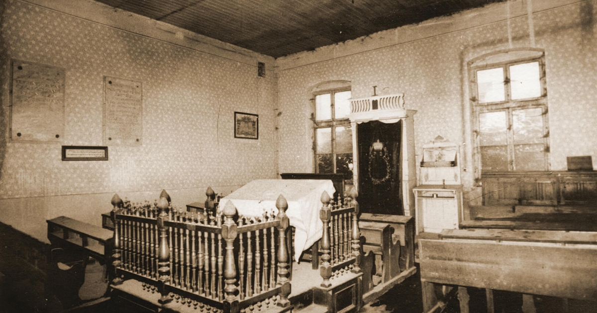 Múzeumban az egykori imaház emléktáblája