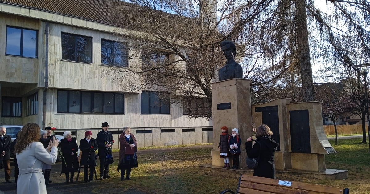 Virágot vittek Petőfinek