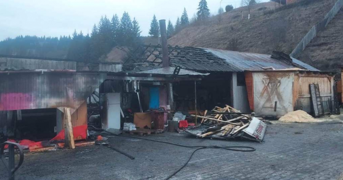 Lángoló ipari épület