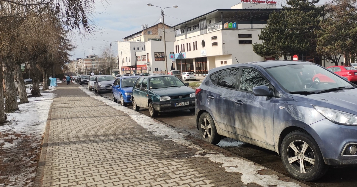 Számos gazdátlan autó vesztegel Gyergyószentmiklós utcáin