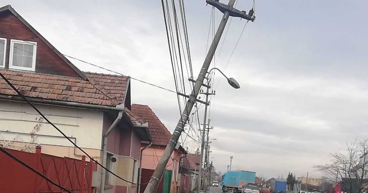 Autó döntött ki egy villanyoszlopot Csíkszeredában, több helyen is szünetel az áramszolgáltatás