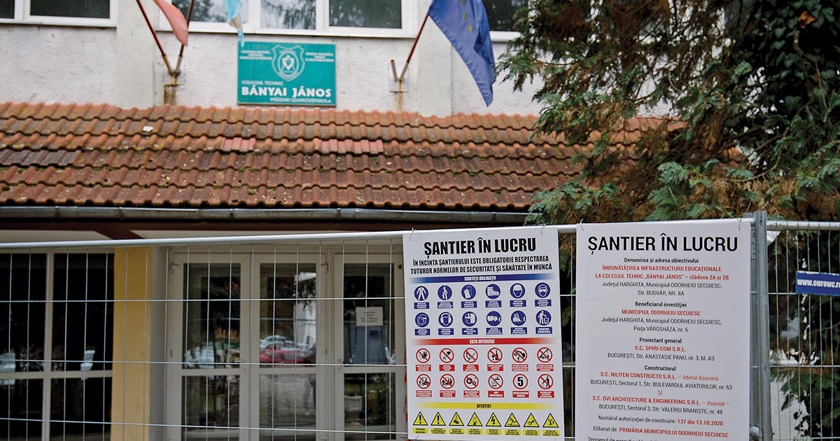 Iskolák építőállvánnyal