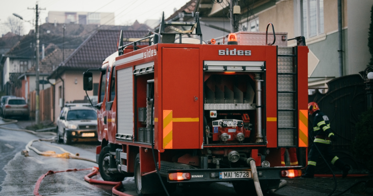 Tűz Máréfalván: egy idős nő füstmérgezést kapott, a rohammentő-szolgálat próbálja újraéleszteni