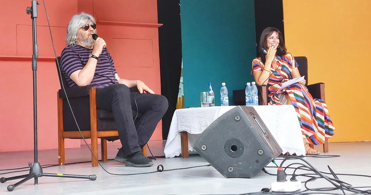 Hétszáz oldalnyi hobóság