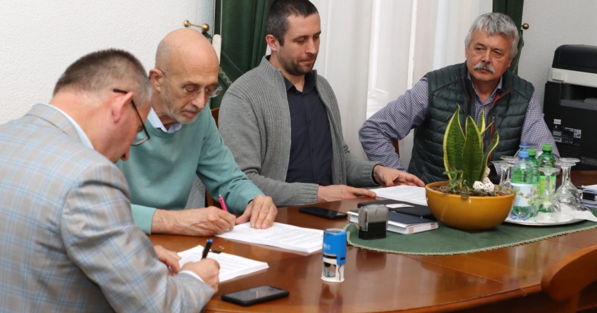 Régészek és építőmunkások a terepen