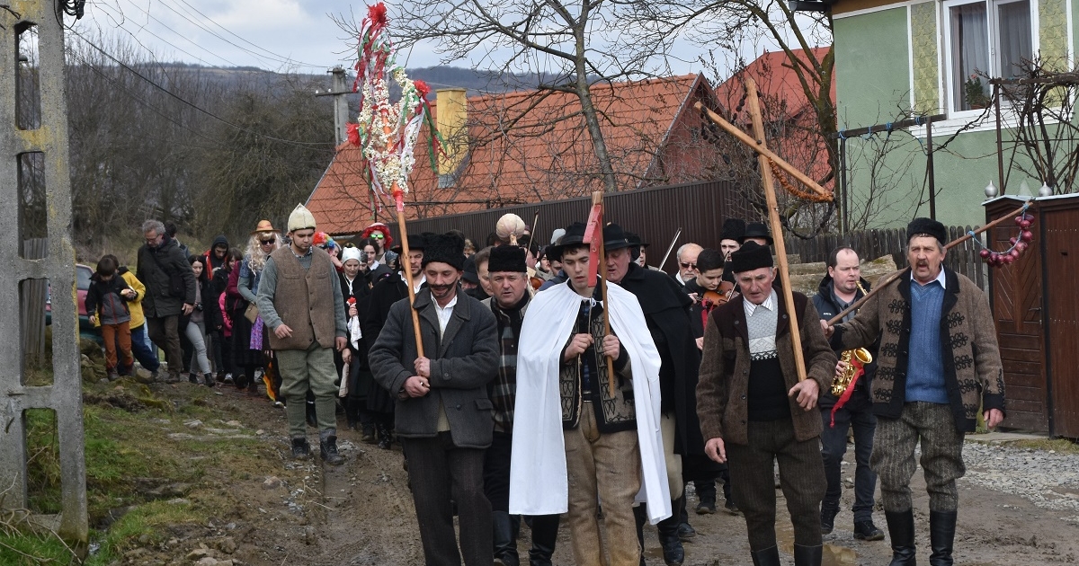 Sírva vigadó farsangtemetés