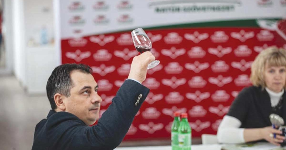 Idén sem marad el  a ribizliborverseny