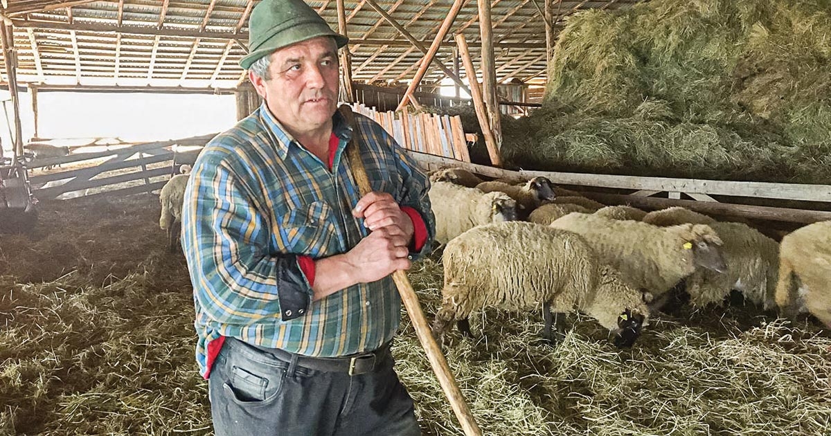 A gazdákon is múlik