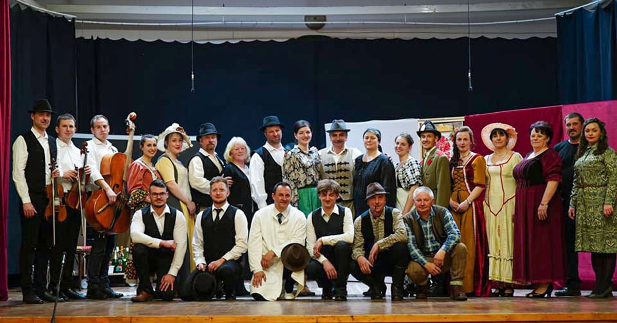 Nemes célért lépnek színpadra