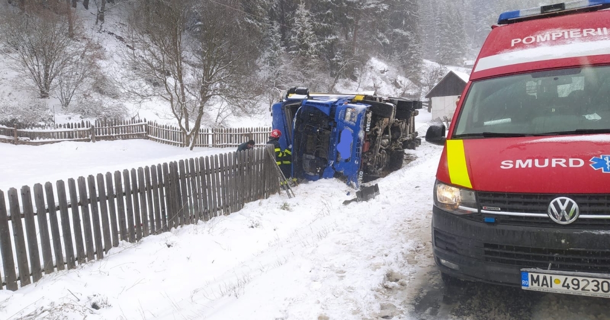 Cukrot szállító teherautó borult árokba Gyergyóhollón