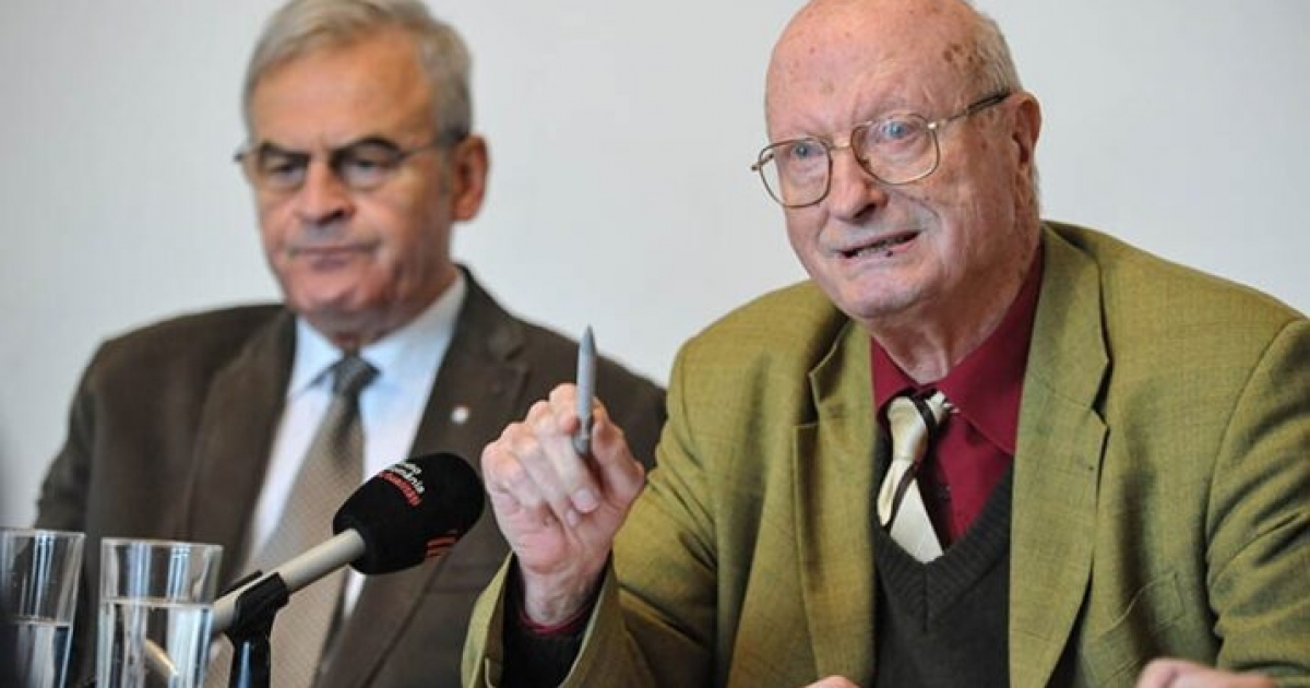 A kormányfőtitkár menesztését kérik