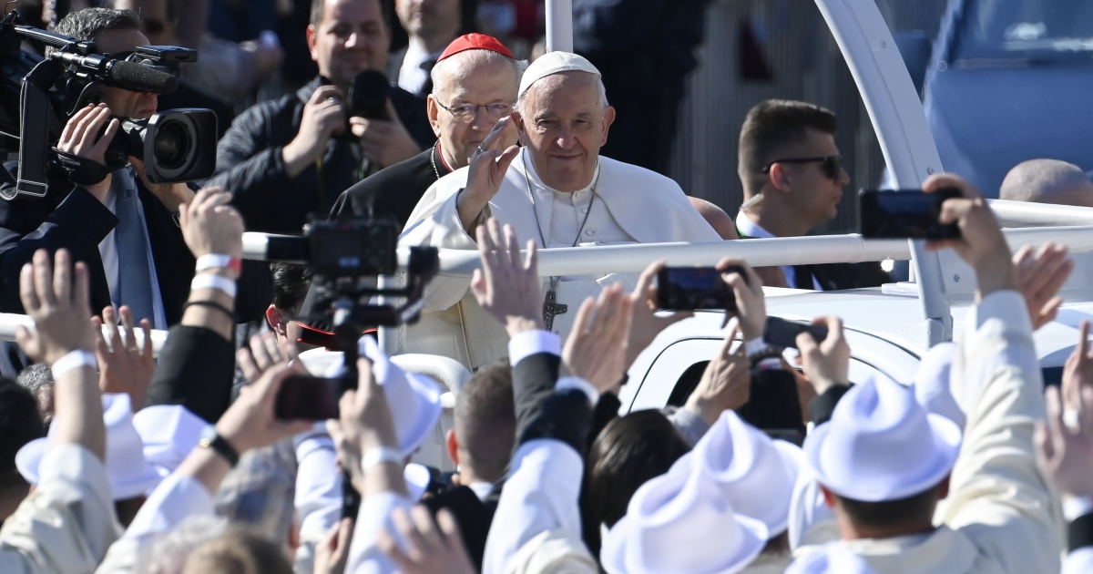 Vatikáni közlemény: Ferenc pápa felkelt kórházi ágyából