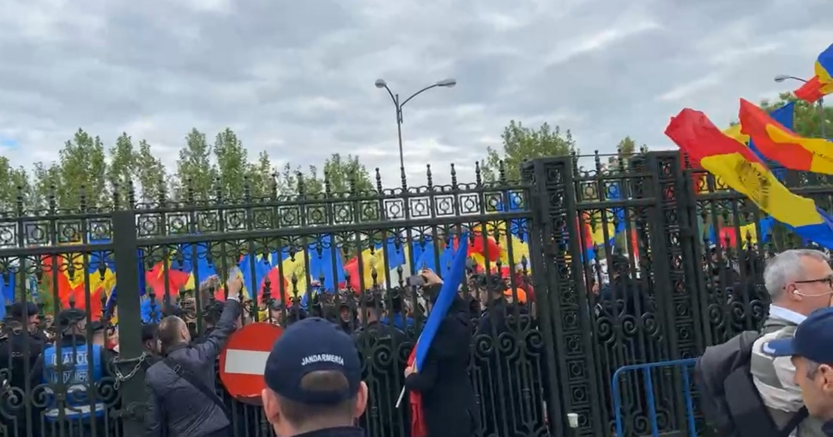 „Kapjátok el a torkát!” –  kiabálták az RMDSZ frakcióvezetője után az AUR tüntetői Bukarestben