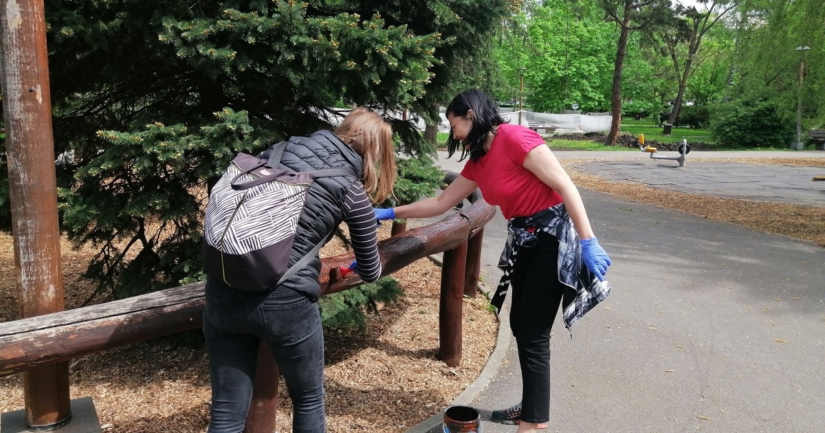 Új festékréteg a megyeközpont utcabútorain 