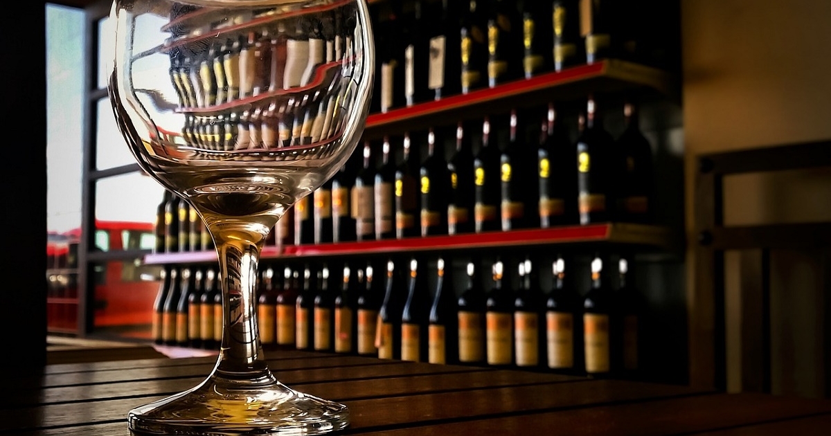 Pénzbírsággal sújthatják a kiskorúaknak alkoholos italokat eladó kereskedőket