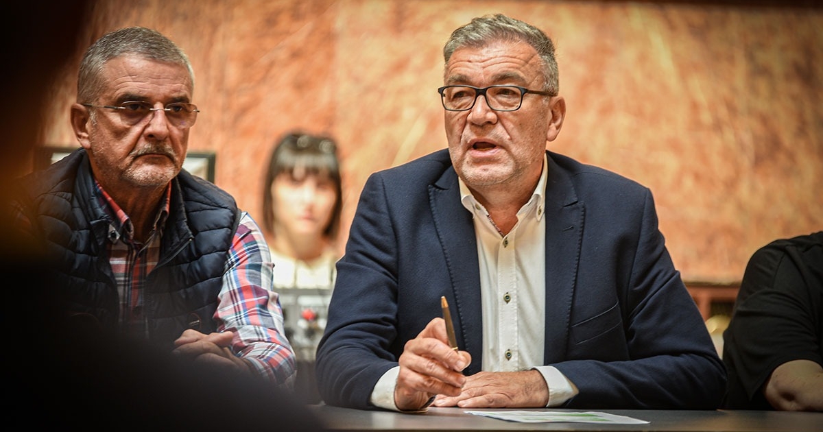 Prefektusi ülés, sok jelentéssel