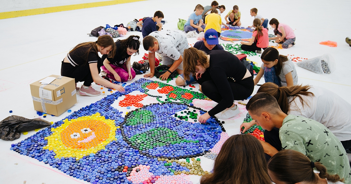 Kupakmozaikok kirakásával versenyeztek