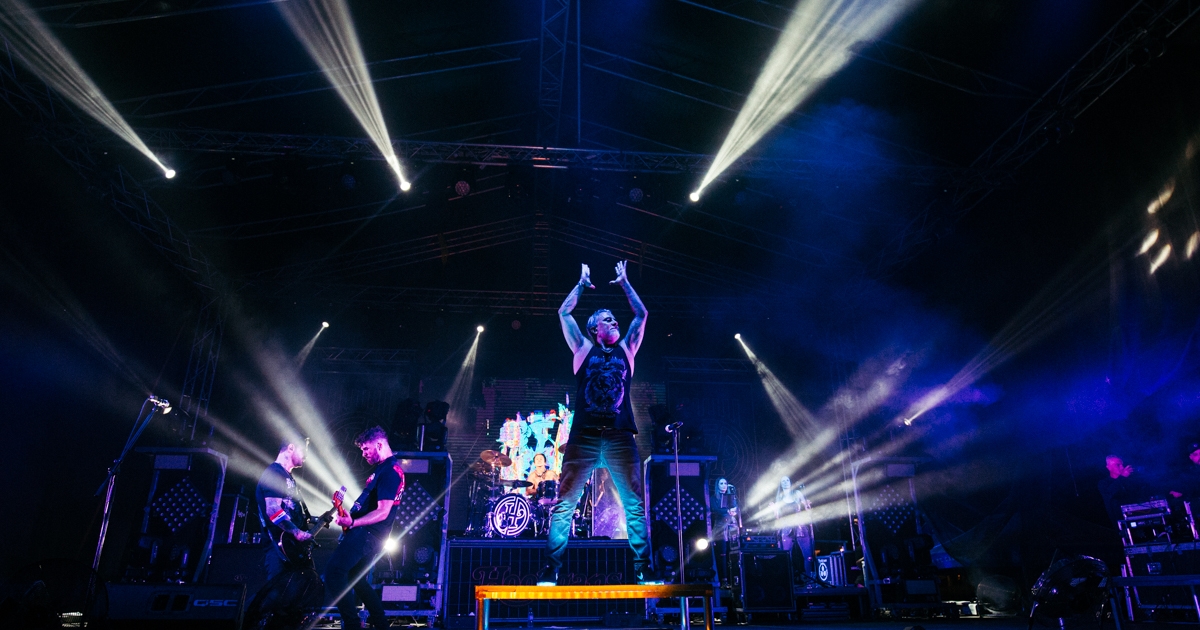 Tapssal és jókedvvel buliztak