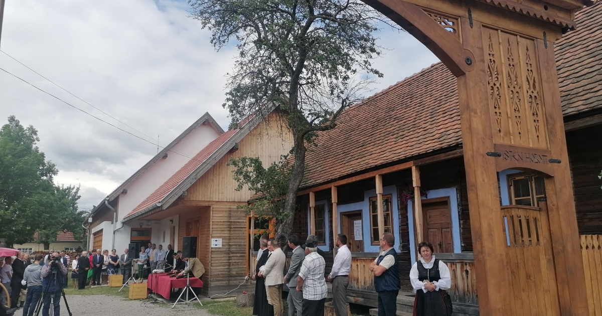 Székelykaput állítottak az összetartozás jelképeként Gyergyócsomafalván