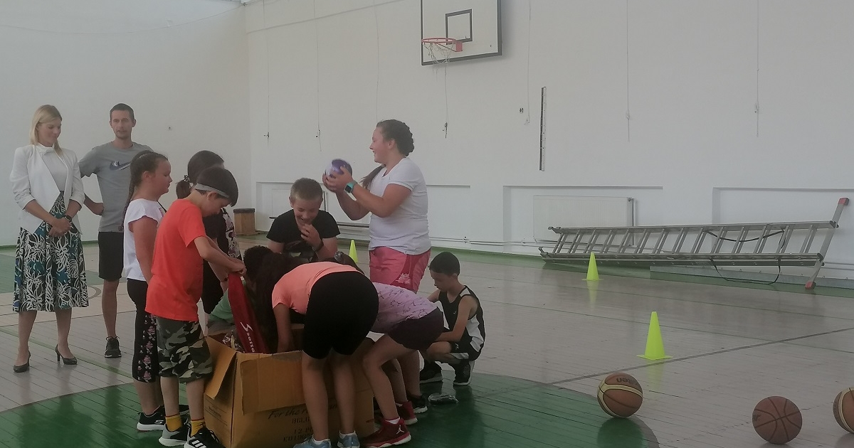 Sporteszközökkel, szakmai képzéssel támogatják a székely kosárlabdázást