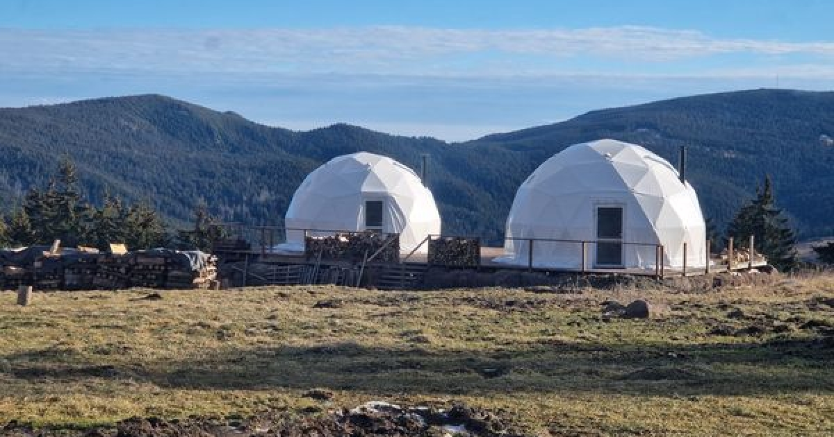 Lebontották a Madarasi-Hargitán illegálisan felépített iglukat