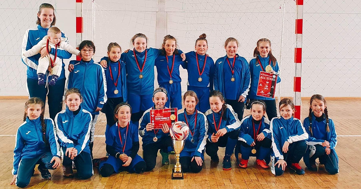 A kislányok is labdába rúghatnak