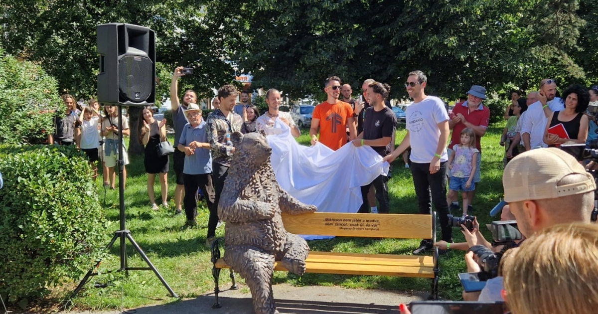 Egy bronzból öntött medve ül Gyergyószentmiklós főterének egyik padján ezentúl