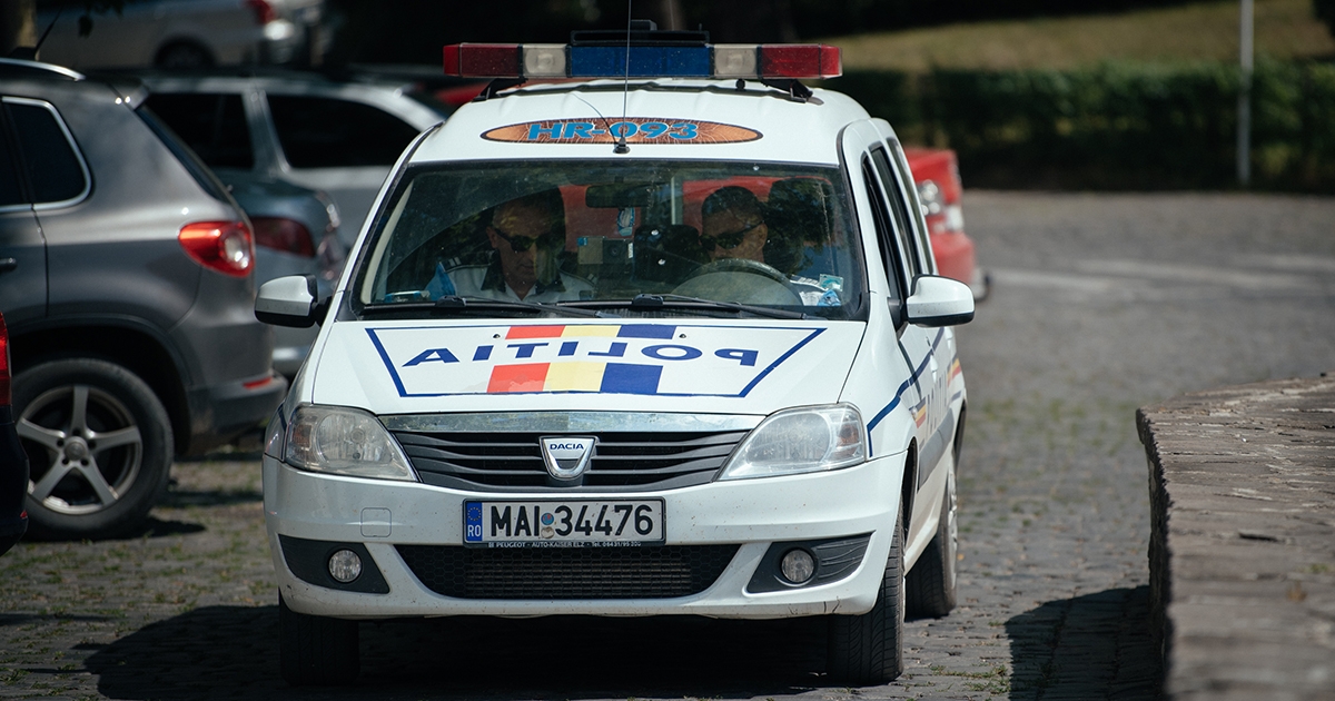 Ittas székelyderzsi iskolabuszsofőr ütközött egy parkoló autónak, a buszon tanulók is utaztak