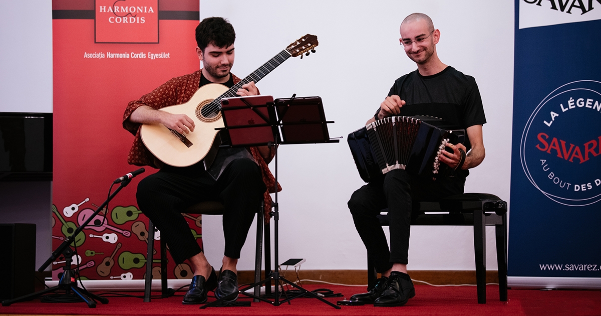 Húrok közé csaptak