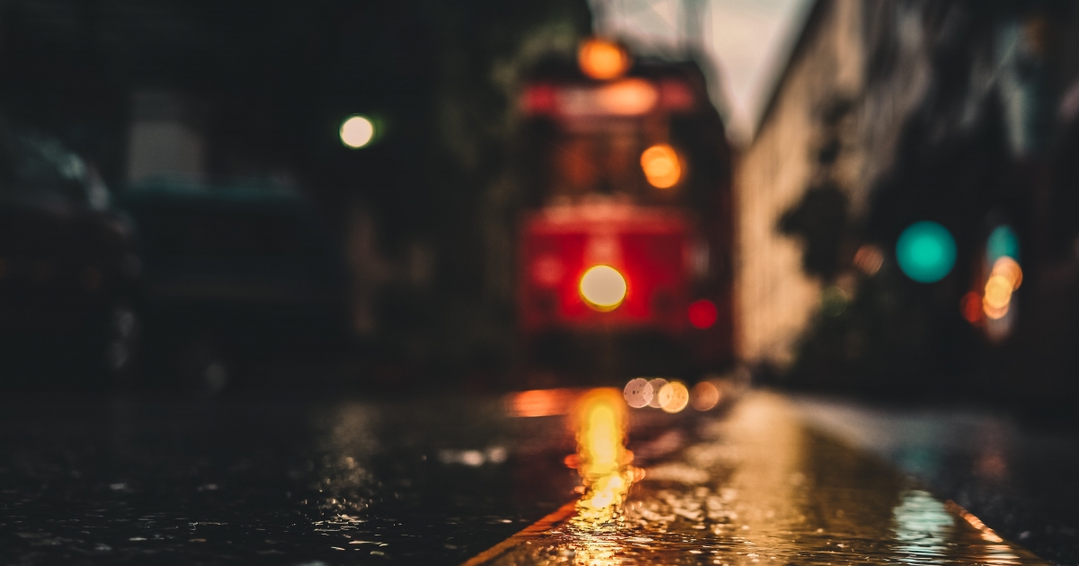 Meghalt Aradon egy gyermekét féltő nő, aki a villamosvezető figyelmetlensége miatt a sínekre esett