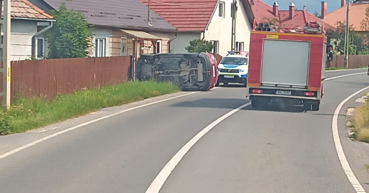 Felborult egy 18 éves lány vezette autó Gyergyótekerőpatakon, a fiatalt kórházba szállították