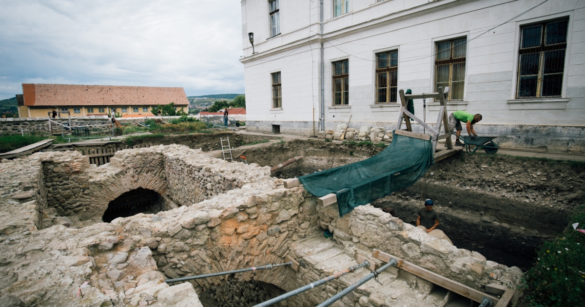 Talpunk alatt kétezer év