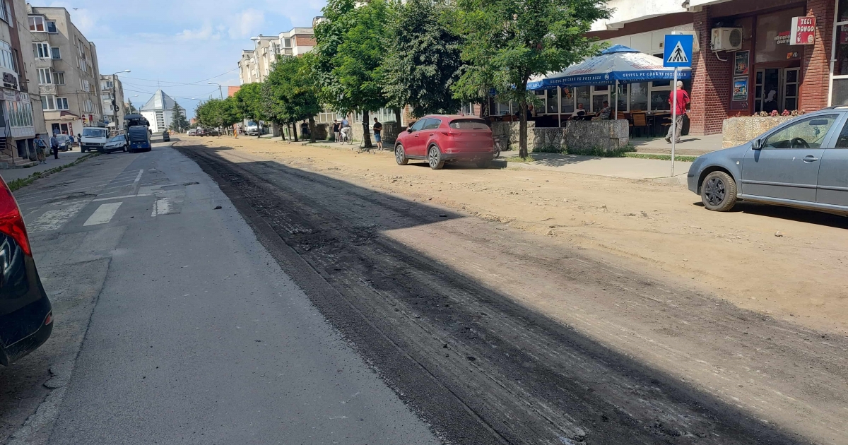 Építőteleppé vált Gyergyószentmiklós, a legforgalmasabb utcaszakaszon is zajlik a munka