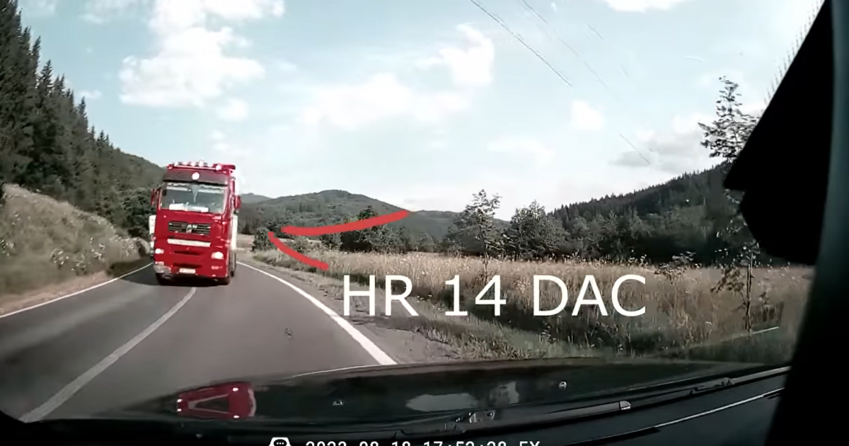 Fedélzeti kamera rögzítette, ahogy folytonos vonalon előz a HR rendszámú teherautó Brassó megyében
