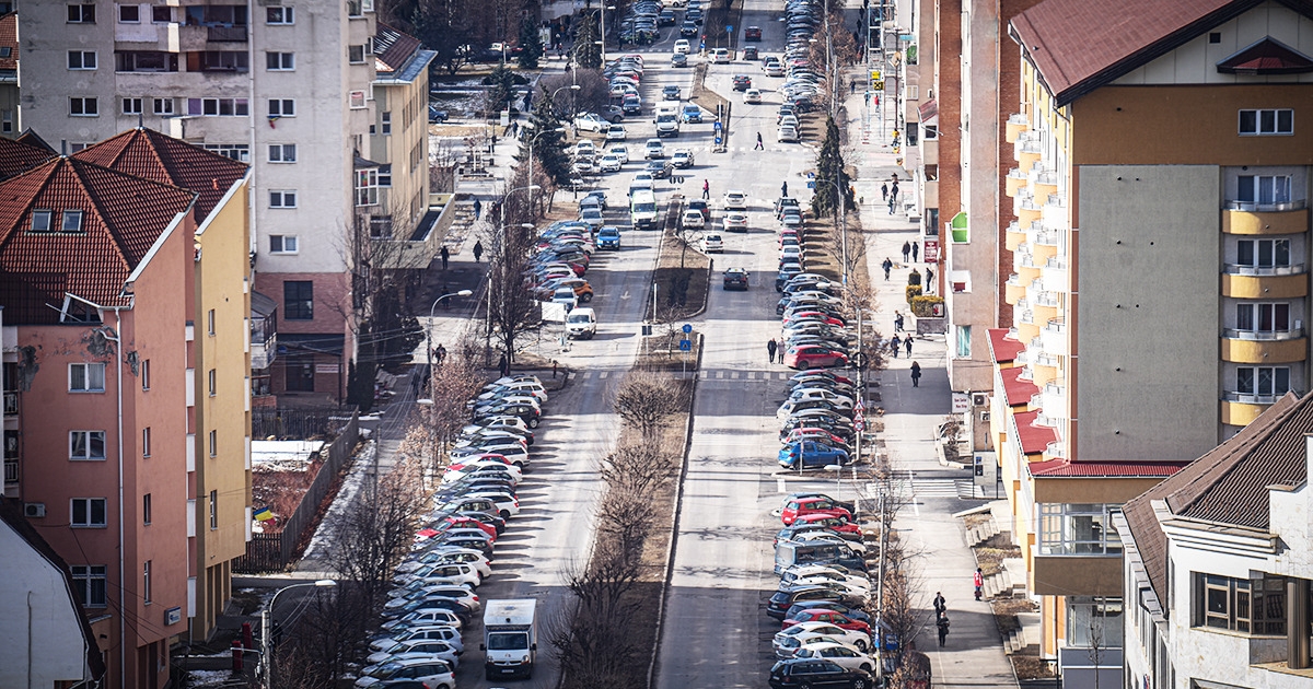 Közel ezerötszáz személygépkocsit helyeztek forgalomba májusban Hargita megyében