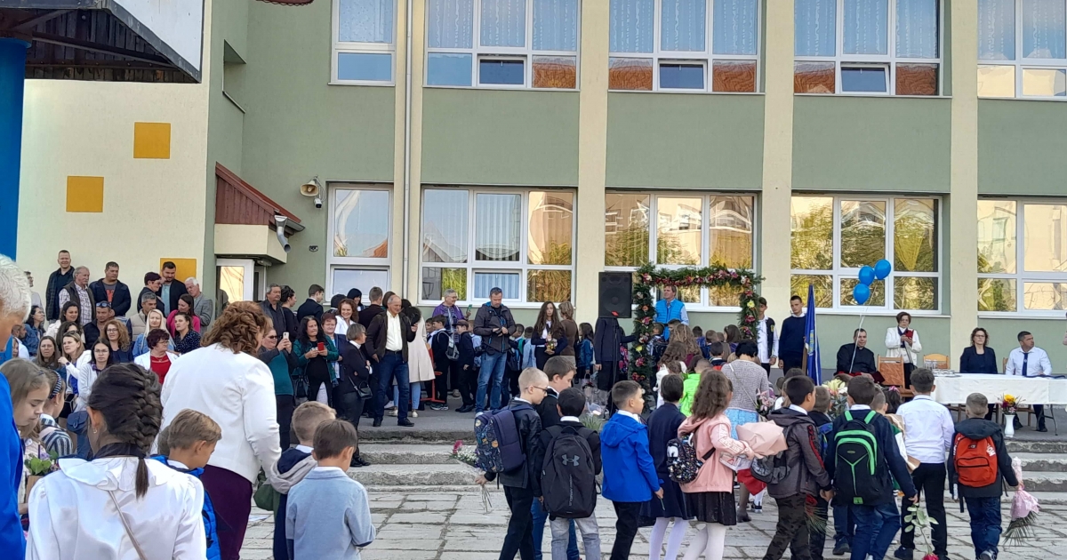 Becsengettek a legnagyobb létszámú csíkszeredai általános iskolában is