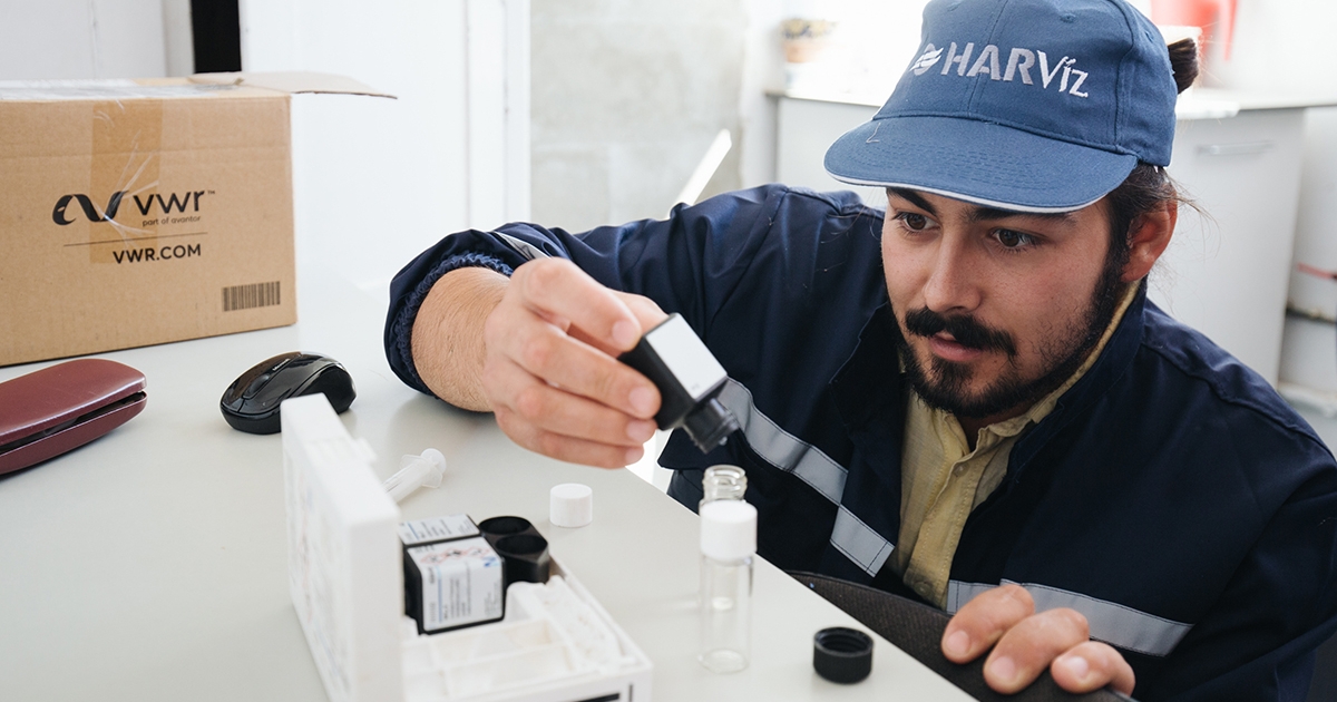 Műfogsor a lefolyóban