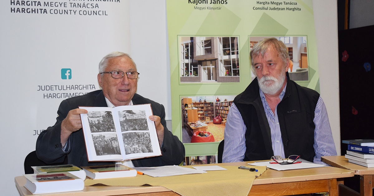 Történész és politológus a könyvtárban