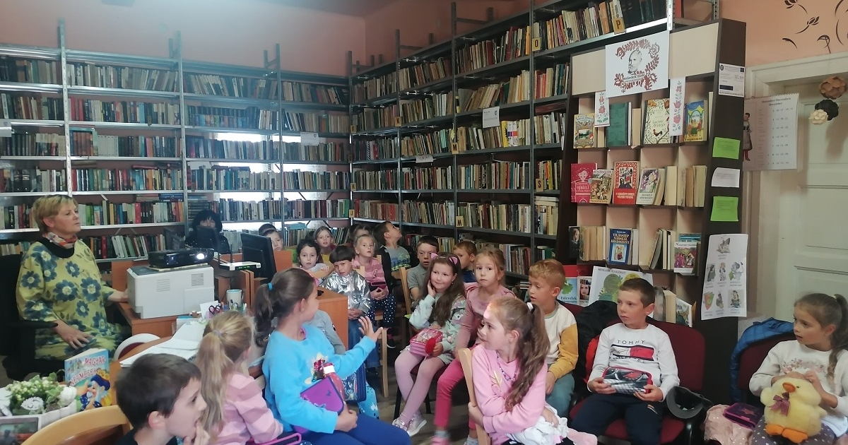 Mesés csődület mesefával és mézespogácsával