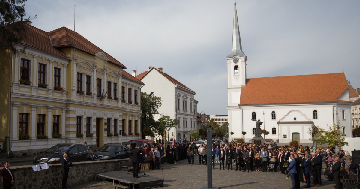 Kortárs szobrászati installáció előtt rótták le kegyeletüket