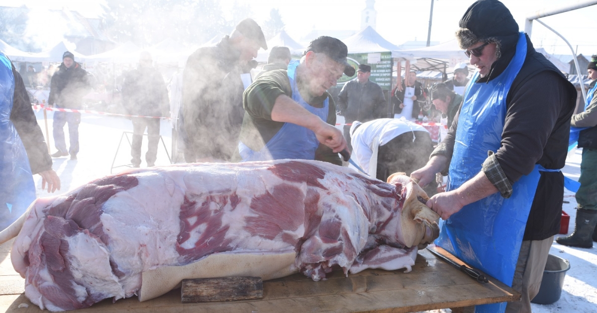 Feledésbe merül a mészárosmesterség a székelyföldi falvakban, ezért fiataloknak népszerűsítik