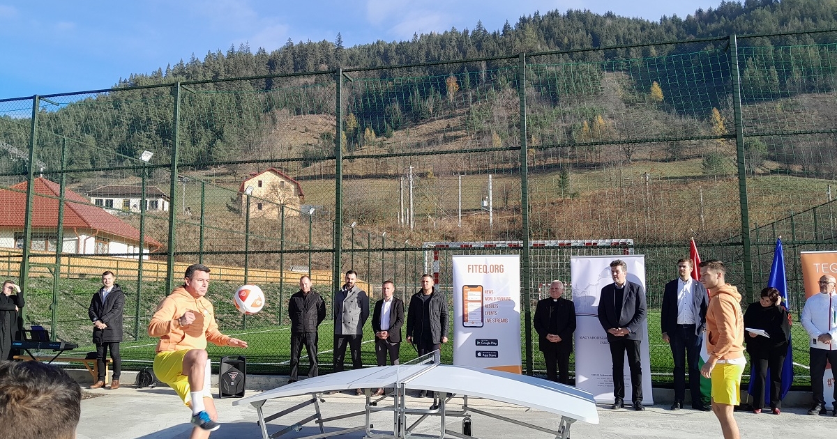 Teqballasztalokat kaptak adományba a gyimesiek