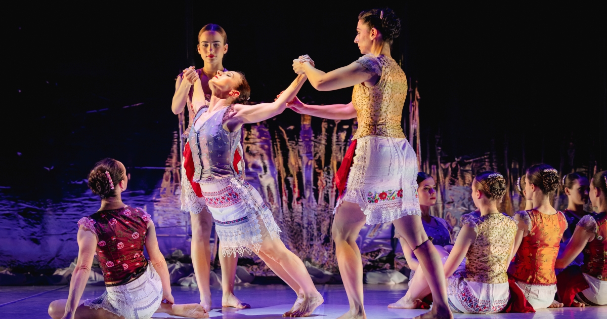 Néptáncszínházi előadás