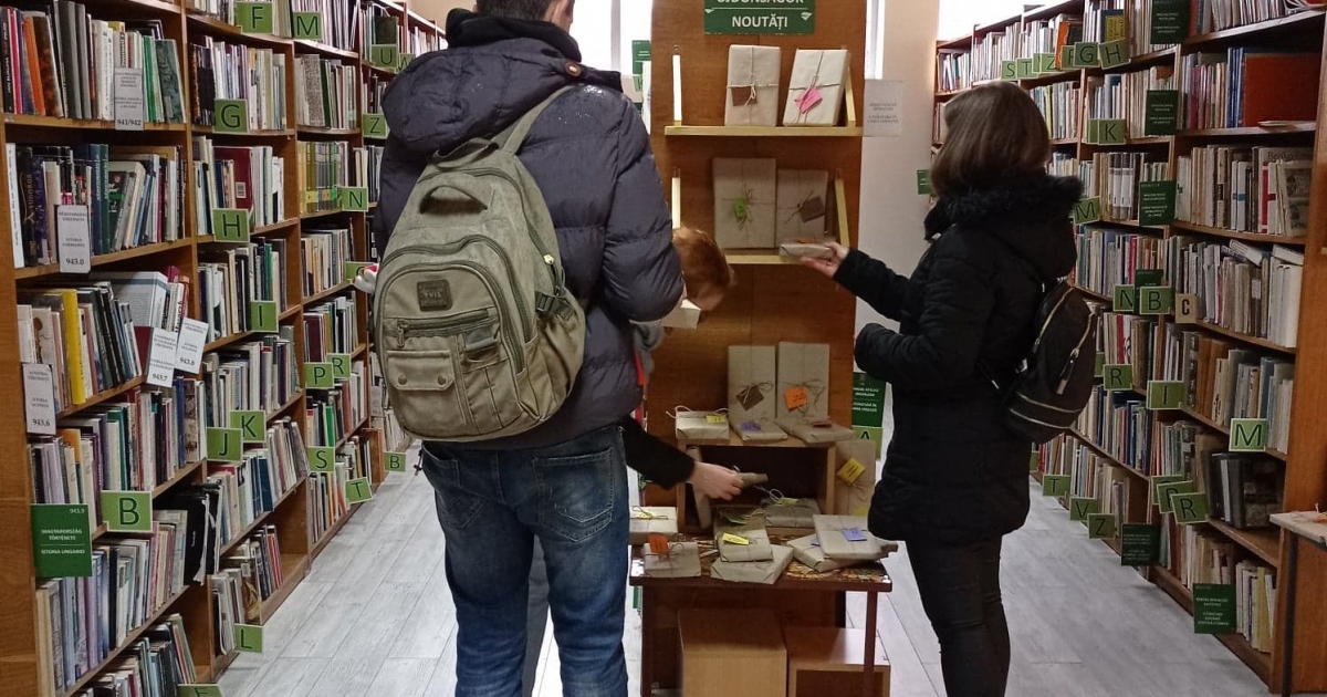 Vakrandi egy könyvvel