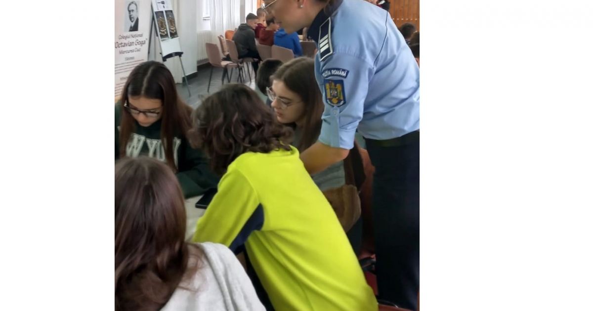 Műhelyfoglalkozásokat tartottak a rendőrök az iskolásoknak