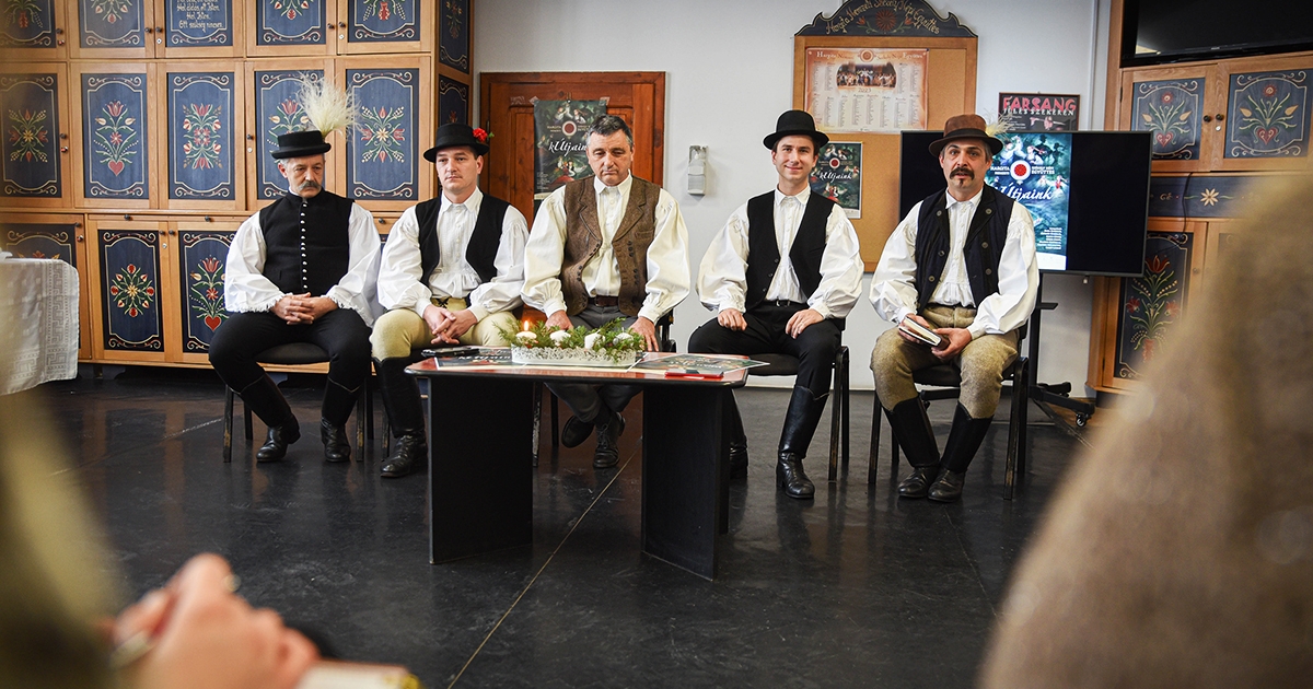 Hagyományos folklórműsorra készülnek
