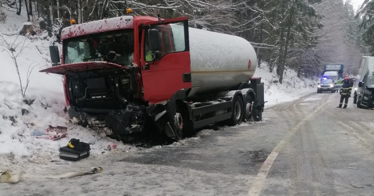 Teherautók ütköztek, egy személy megsérült